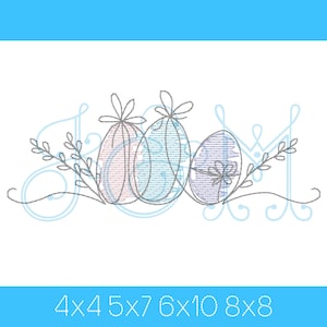 Könnte beinhalten: Ein gesticktes Design mit drei Ostereiern in Pastellrosa, Blau und Lila, jedes mit einer Schleife verziert. Zarte florale Akzente und der Text "4x4 5x7 6x10 8x8" sind im Design enthalten, vor einem weißen Hintergrund.