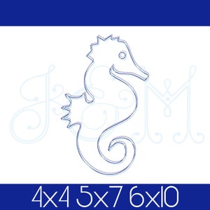 Può includere: Un disegno a linea di un cavalluccio marino in blu su sfondo bianco. Il cavalluccio marino è rivolto a destra e ha una coda arricciata. L'immagine include il testo "4x4 5x7 6x10".