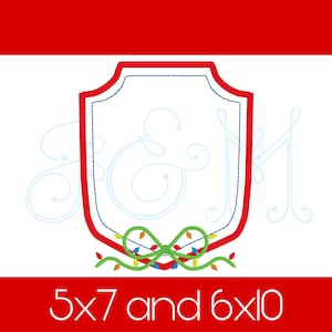 Könnte beinhalten: Ein bestickter Schild in Rot und Blau mit einer grünen Schleife und einer Lichterkette. Der Text "5x7 und 6x10" befindet sich unter dem Schild.