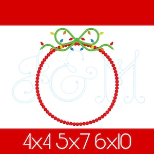 Könnte beinhalten: Ein festliches Weihnachts-Kranz-Design. Der Kranz ist ein Kreis aus roten Perlen, gekrönt von einer grünen Schleife, die mit bunten Lichterketten verziert ist. Der untere Teil des Bildes trägt den weißen Text "4x4 5x7 6x10".