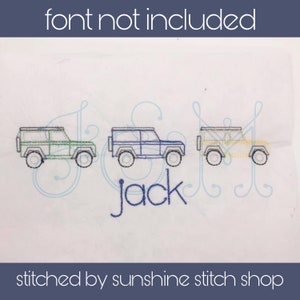 Puede incluir: Diseño bordado de tres coches verdes, azules y amarillos con el nombre "Jack" cosido debajo. El diseño está sobre un fondo de tela blanca. El texto "stitched by sunshine stitch shop" está en la parte inferior de la imagen.