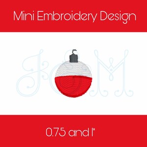 Könnte beinhalten: Mini-Stickmuster eines roten und weißen Angelbootes mit einem schwarzen Haken. Das Design ist in den Größen 0,75 und 1 Zoll erhältlich.