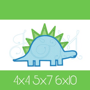Pode incluir: Aplique de dinossauro azul com espinhos verdes. O dinossauro está em pé sobre quatro patas e tem uma cauda longa. O aplique está disponível em quatro tamanhos: 4x4, 5x7, 6x10.