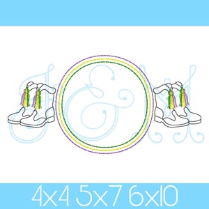 Puede incluir: Diseño bordado en blanco con un par de botas de vaquero y borlas a cada lado de un círculo central con una & (et). El círculo está delineado en verde, morado y amarillo. El texto "4x4 5x7 6x10" está en la parte inferior.