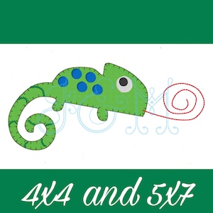 Puede incluir: Camaleón de fieltro verde con manchas azules y una lengua de fieltro rojo. El camaleón está sosteniendo un hilo de fieltro rojo en su boca.