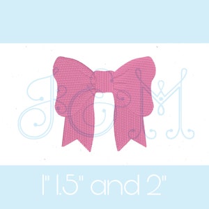 Puede incluir: Un lazo de satén rosa con un lazo central. El lazo mide 1,5 pulgadas y 2 pulgadas.