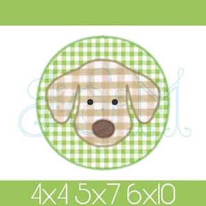 Könnte beinhalten: Gestickte Darstellung eines braunen Hundefaces mit schwarzen Augen und einer braunen Nase, vor einem grün-weiß karierten Hintergrund.