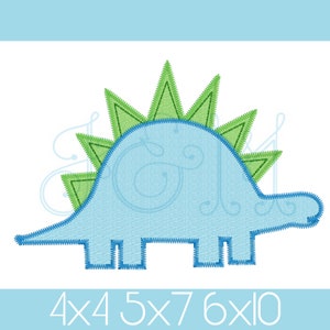 Könnte beinhalten: Ein hellblaues Dinosaurier-Design mit grünen dreieckigen Stacheln auf dem Rücken. Der Dinosaurier hat eine gestickte Kontur und ist vor einem weißen Hintergrund platziert. Der Text "4x4 5x7 6x10" befindet sich unten.