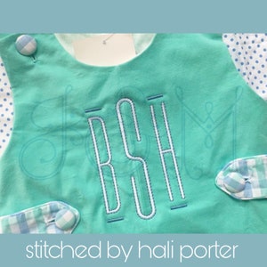 Massey Monogram Font - Tall Thin Cordonsteek met Bean Running Stitch Outline met BX-formaat Vintage Style Machine Borduurontwerp