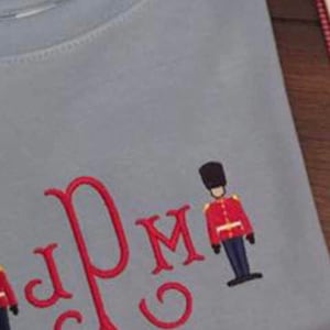 Mini Queen's Guard Leksakssoldat Nötknäppare Fyllning och Satinsöm Mini Maskinbroderidesign i Vintage-stil - Tre Storlekar