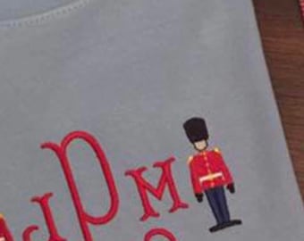 Mini Königin Wache Spielzeug Soldat Nussknacker Füllen und Satin Stich Mini Vintage Stil Maschine Stickerei Design - drei Größen