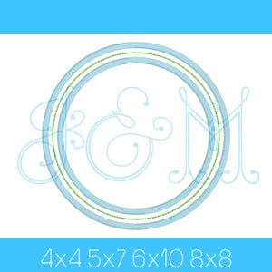 Può includere: Un design circolare azzurro con una linea tratteggiata verde al centro. Il design include le lettere "B & M" in una sceneggiatura azzurra. Il testo in basso recita "4x4 5x7 6x10 8x8".