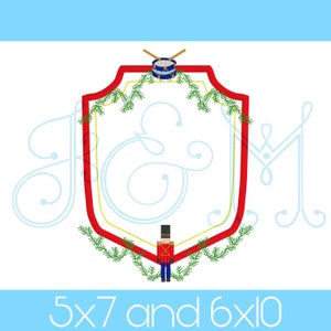 Puede incluir: Un adorno navideño rojo y dorado con un soldado de juguete y un tambor. El adorno está rodeado de ramas de pino verdes. El texto "5x7 y 6x10" está en la parte inferior de la imagen.