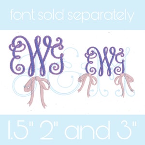 Puede incluir: Dos diseños de monograma bordados con un lazo, en morado y rosa, con las letras "EWG" en una fuente de escritura. Los diseños se muestran en tamaños de 1.5", 2" y 3".