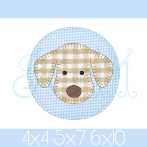 Puede incluir: Aplicación circular con la cabeza de un perro. La cabeza del perro está hecha de tela a cuadros beige y blanca con una nariz marrón y ojos negros. Está colocada sobre un fondo de cuadros vichy azul claro. El texto "4x4 5x7 6x10" está en la parte inferior.