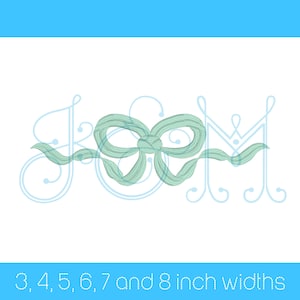 Puede incluir: Un lazo de cinta azul claro con un diseño de escritura decorativo en el fondo. El texto "Mamá" está escrito en el diseño de escritura. La imagen muestra el lazo en 3, 4, 5, 6, 7 y 8 pulgadas de ancho.