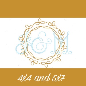 Könnte beinhalten: Ein goldfarbener, seilartiger kreisförmiger Rahmen mit einem hellblauen "J & M" Monogramm in der Mitte. Der Text "4x4 and 5x7" wird in Weiß auf goldenem Hintergrund angezeigt.