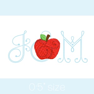 Puede incluir: Un diseño de bordado que presenta una manzana roja con una hoja verde y un tallo marrón, flanqueada por las letras cursivas azul claro J y M. El diseño incluye el texto 0.5 inch size, indicando la escala de la manzana y las letras.
