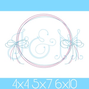 Pode incluir: Um monograma azul e branco com as letras J & M em uma fonte cursiva. O monograma é cercado por um círculo rosa e branco com um laço azul de cada lado. O texto 4x4 5x7 6x10 está na parte inferior da imagem.