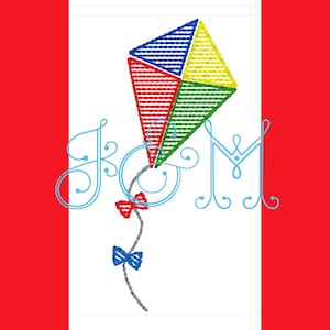 Pode incluir: Um design de pipa colorido com seções vermelhas, azuis, amarelas e verdes. A pipa está presa a uma corda cinza com laços vermelhos e azuis. O fundo é branco com as letras "JOM" em azul claro.