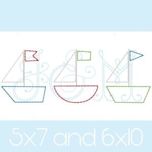 Può includere: Tre barche a vela ricamate con bandiere e scafi di diversi colori. La barca a vela blu ha una bandiera rossa, la barca a vela rossa ha una bandiera verde e la barca a vela verde ha una bandiera blu. Il testo "5x7 e 6x10" è sotto le barche a vela.