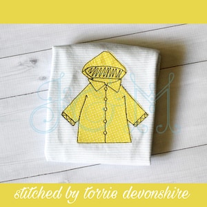 Op de afbeelding: Een geel regenjasontwerp met een capuchon en knopen, geborduurd op een wit en lichtblauw gestreepte stof. Het ontwerp is gestikt met zwart garen. De tekst "stitched by torrie devonshire" staat onderaan.