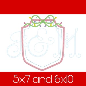 Könnte beinhalten: Ein gesticktes Design mit einem rosafarbenen Schild mit einer grünen Schleife und Lichtern oben. Das Schild ist leer und der Text "5x7 und 6x10" befindet sich unter dem Schild.