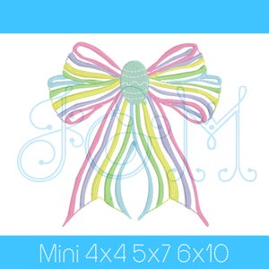 Può includere: Un fiocco di colore pastello con un motivo a righe e un design a uovo di Pasqua al centro. Il fiocco è disponibile nelle dimensioni mini, 4x4, 5x7, 6x10.