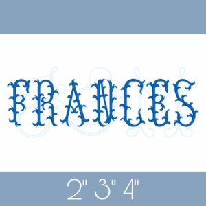 Può includere: Ricamo del nome "FRANCES" in un carattere floreale blu. Il design è disponibile nelle dimensioni 2", 3" e 4".
