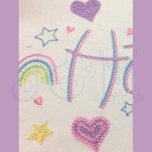 Puede incluir: Diseño bordado con un arcoíris, estrellas y corazones en colores rosa, morado, amarillo y azul.