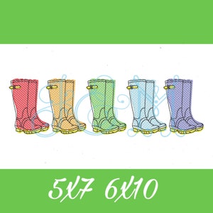 Puede incluir: Seis pares de botas de lluvia de colores en rojo, naranja, verde, azul, azul claro y morado. Las botas están alineadas en una fila sobre un fondo blanco.