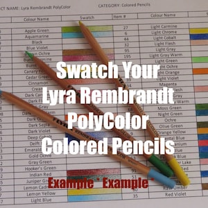 Op de afbeelding: Een close-up van drie Lyra Rembrandt PolyColor kleurpotloden. De potloden zijn gelabeld met hun kleurennamen en artikelnummers. De tekst "Swatch Your Lyra Rembrandt PolyColor Colored Pencils" staat in grote letters over de afbeelding. De potloden zijn in een rij gerangschikt, met de punten van de potloden naar de kijker gericht. De potloden zijn in verschillende kleuren, waaronder groen, blauw en geel.