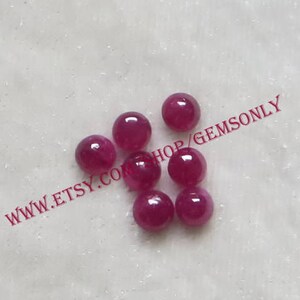 Peut inclure: Huit pierres précieuses rondes de rubis roses, chacune d'environ 4 mm de diamètre, sont disposées en grappe sur une surface blanche. Les pierres précieuses sont lisses et polies, avec un léger éclat. Le texte "www.etsy.com/shop/GEMSONLY" est visible dans le coin inférieur gauche de l'image.