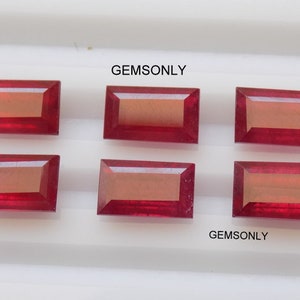Może przedstawiać: Sześć prostokątnych czerwonych kamieni szlachetnych z lekko pomarańczowym odcieniem ułożonych jest w dwóch rzędach po trzy na białym tle. Tekst "GEMSONLY" pojawia się dwa razy na powierzchni.