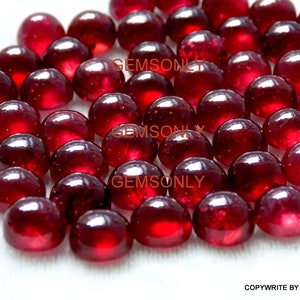 以下が含まれることがあります： 赤い丸い宝石の集まり。宝石は滑らかで光沢があり、ランダムなパターンで配置されています。宝石はすべてほぼ同じ大きさです。