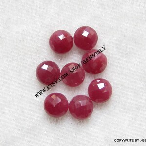 Puede incluir: Diez piedras preciosas de rubí redondas y facetadas en varios tonos de rojo. Las piedras preciosas miden aproximadamente 6 mm de diámetro.