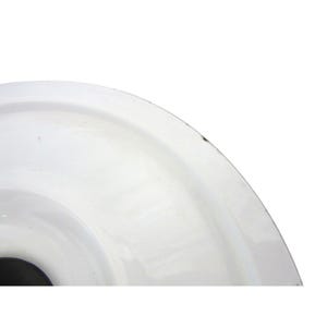 K&ouml;nnte beinhalten: Ein wei&szlig;er, runder Keramikteller mit leicht erh&ouml;htem Rand. Der Teller hat eine gl&auml;nzende Oberfl&auml;che und einen dunklen Fleck am Rand. Die Mitte des Tellers ist schwarz.