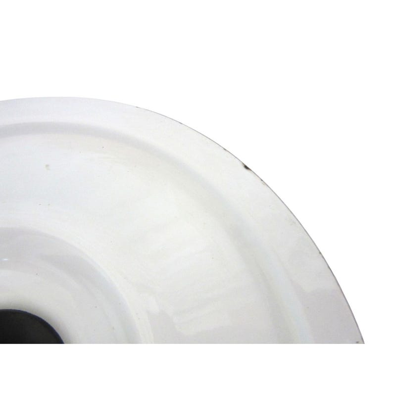 K&ouml;nnte beinhalten: Ein wei&szlig;er, runder Keramikteller mit leicht erh&ouml;htem Rand. Der Teller hat eine gl&auml;nzende Oberfl&auml;che und einen dunklen Fleck am Rand. Die Mitte des Tellers ist schwarz.