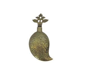 Botella de rapé de latón antiguo con forma de lágrima grabada y tapón ornamentado