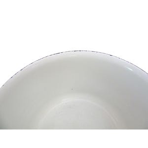 K&ouml;nnte beinhalten: Nahaufnahme einer wei&szlig;en Emaille-Sch&uuml;ssel mit dunkelblauem Rand. Die Sch&uuml;ssel hat eine glatte, gl&auml;nzende Oberfl&auml;che und eine leicht gebogene Form. Der Rand weist Gebrauchsspuren auf.