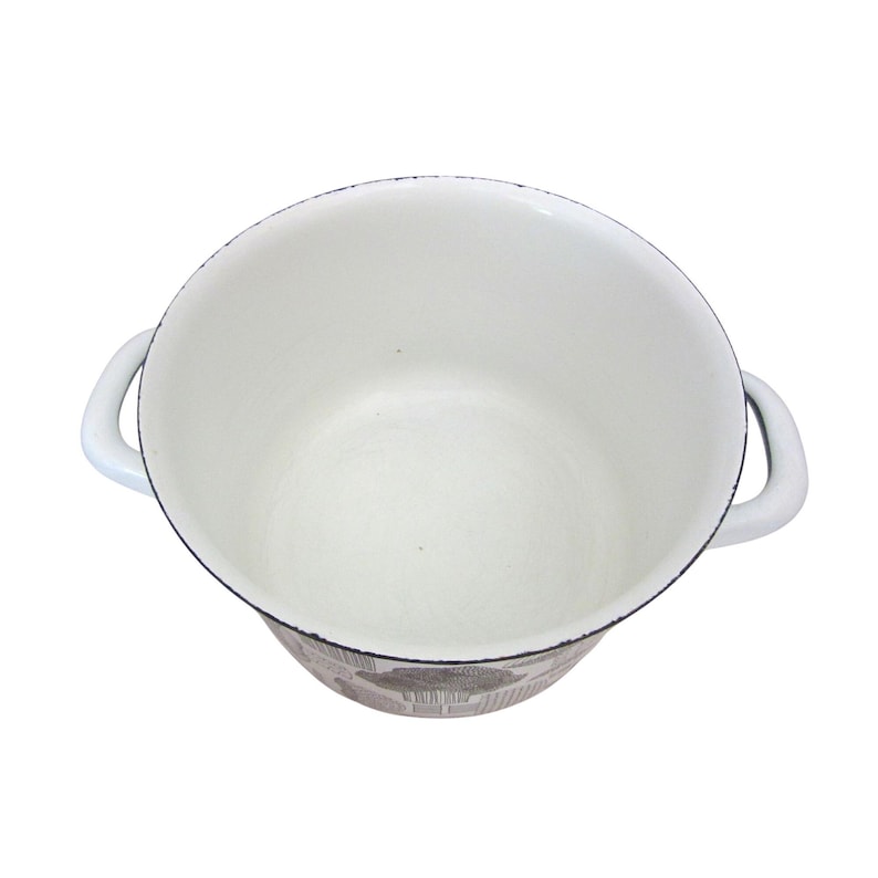 K&ouml;nnte beinhalten: Wei&szlig;er Emaille-Topf mit zwei Griffen. Der Topf hat einen schwarzen Rand und ein dekoratives Muster um den Boden. Der Innenraum ist wei&szlig; und die Griffe sind gebogen. Ein K&uuml;chenartikel.