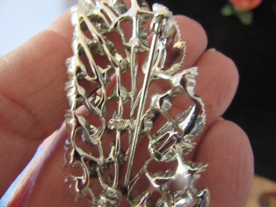 Superbe Broche Fantaisie Feuillage En Métal Argenté Avec Pierres & Strass Bleus - Neuf Sans Boîte