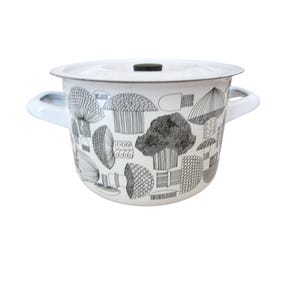 K&ouml;nnte beinhalten: Wei&szlig;er Emaille-Topf mit Deckel und zwei Griffen. Der Topf ist mit einem schwarz-wei&szlig;en Pilzmuster verziert. Der Deckel hat einen kleinen schwarzen Griff. Der Topf ist zum Kochen bestimmt.