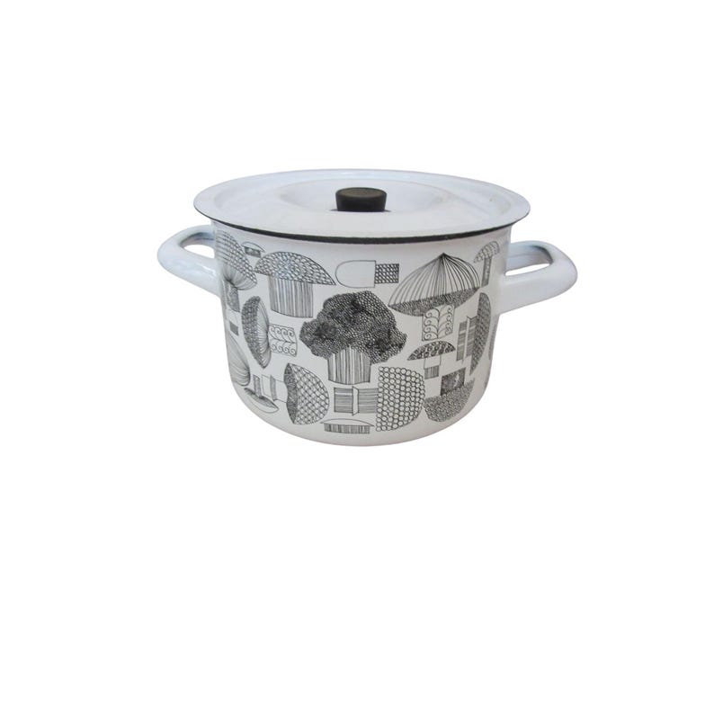 K&ouml;nnte beinhalten: Wei&szlig;er Emaille-Kochtopf mit Deckel und zwei Griffen. Der Topf ist mit einem schwarz-wei&szlig;en Pilzmuster verziert. Der Deckel hat einen schwarzen Knopf.