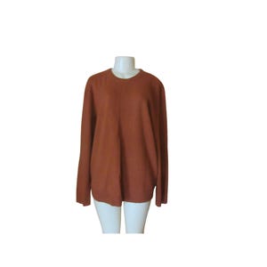 Peut inclure: Un pull à manches longues de couleur rouille avec un col rond. Le pull est présenté sur un mannequin blanc. Le tissu semble doux et tombe souplement. Le style général est décontracté et confortable.