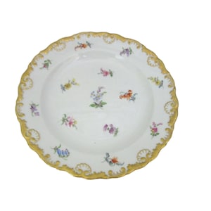 Meissen Porcelain 7.25&quot; Plate With Scattered Flowers & Gilding Blue Purple