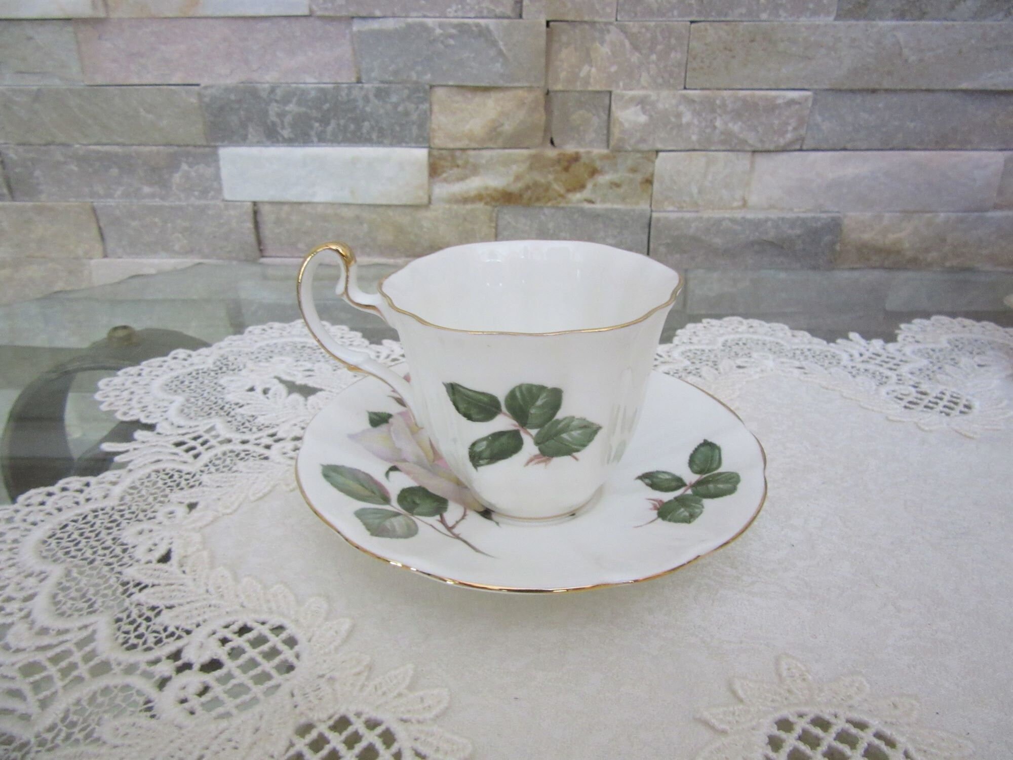 Adderley BONE CHINA ティーカップ・皿セット　ヴィンテージ Adderley BONE CHINA ティーカップ・皿セット ヴィンテージ