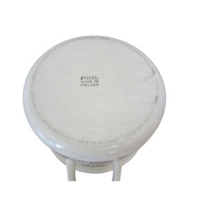 K&ouml;nnte beinhalten: Wei&szlig;er Finel Emaille-Topf mit rundem Korpus und zwei Griffen. Auf der Unterseite des Topfes steht "FINEL MADE IN FINLAND". Es handelt sich um einen Vintage-K&uuml;chenartikel.