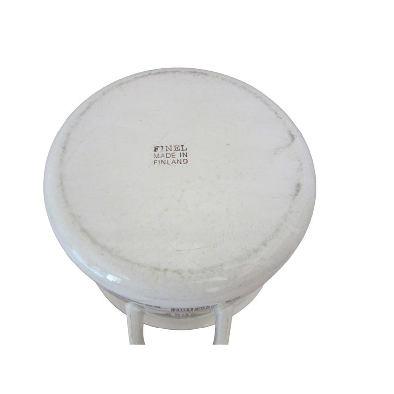 K&ouml;nnte beinhalten: Wei&szlig;er Finel Emaille-Topf mit rundem Korpus und zwei Griffen. Auf der Unterseite des Topfes steht "FINEL MADE IN FINLAND". Es handelt sich um einen Vintage-K&uuml;chenartikel.