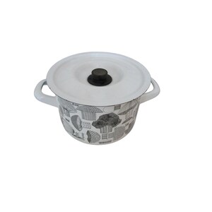 K&ouml;nnte beinhalten: Wei&szlig;er Emaille-Kochtopf mit Deckel und zwei seitlichen Griffen. Der Topf hat ein schwarz-wei&szlig;es Pilzmuster auf der Au&szlig;enseite. Der Deckel hat einen schwarzen Knopf in der Mitte. Ein K&uuml;chenartikel.